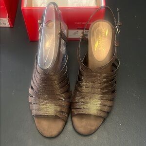 Aerosoles bronze metallic strappy sandals ￼